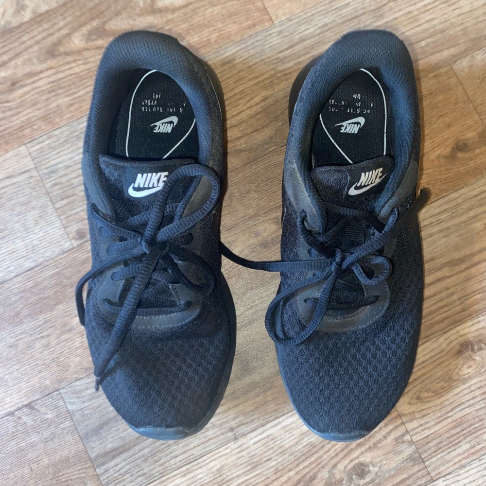 Black tennis shoes